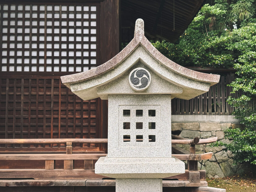 中津城の城井神社で右三つ巴紋-と右向きの卍-を見つけました-右側の石灯籠