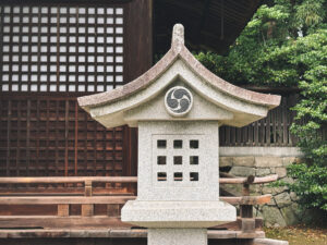 中津城の城井神社で右三つ巴紋-と右向きの卍-を見つけました-右側の石灯籠