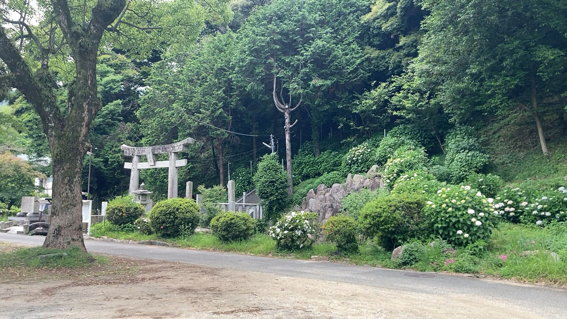 北九州市小倉南区朽網地区の謎の巨石が残る貴船神社へ