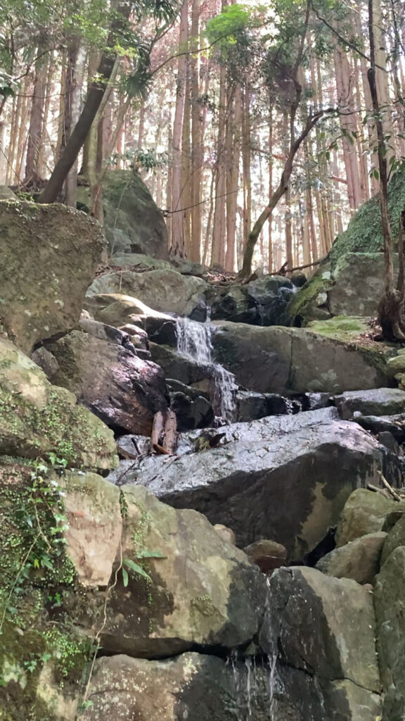 【みやこ町伊良原】英彦山の山伏たちがかつて修行した隠れ里の「鳴滝不動尊」へ