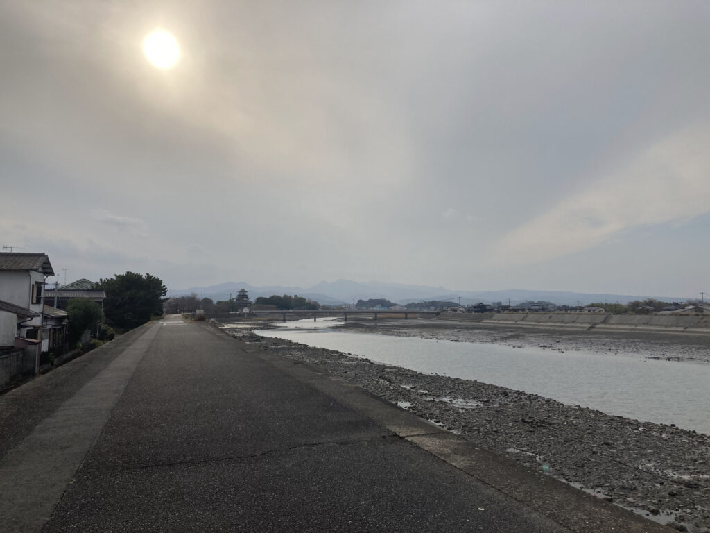 中津城から山国川沿いを歩いて行った道