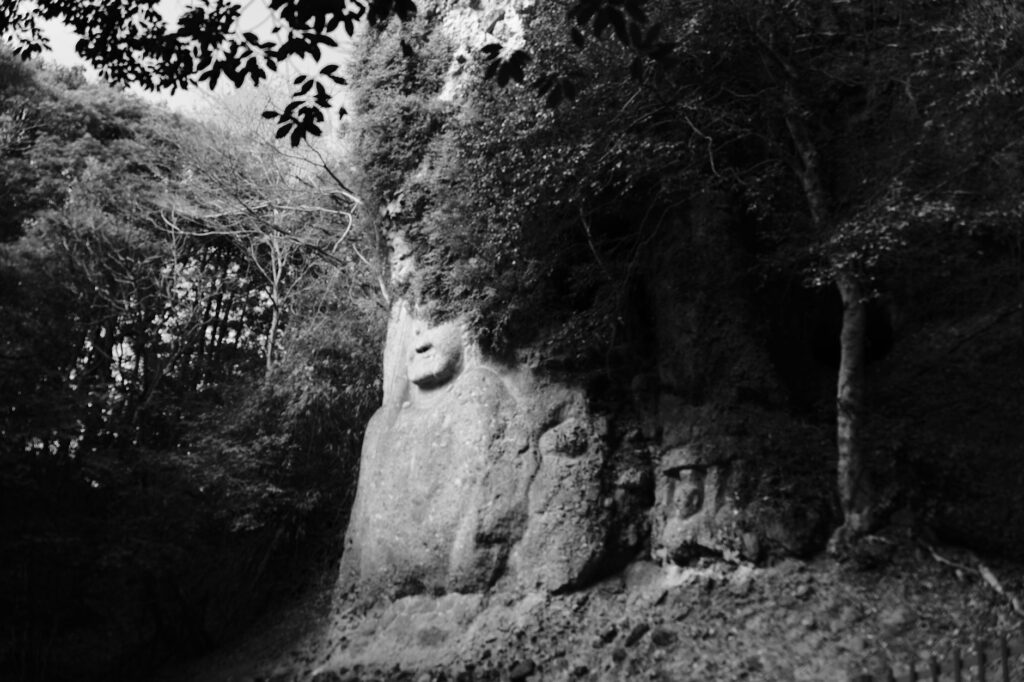 国内最大級の磨崖仏-国東半島の-熊野磨崖仏-豊後高田市-不動明王像と右側にも像