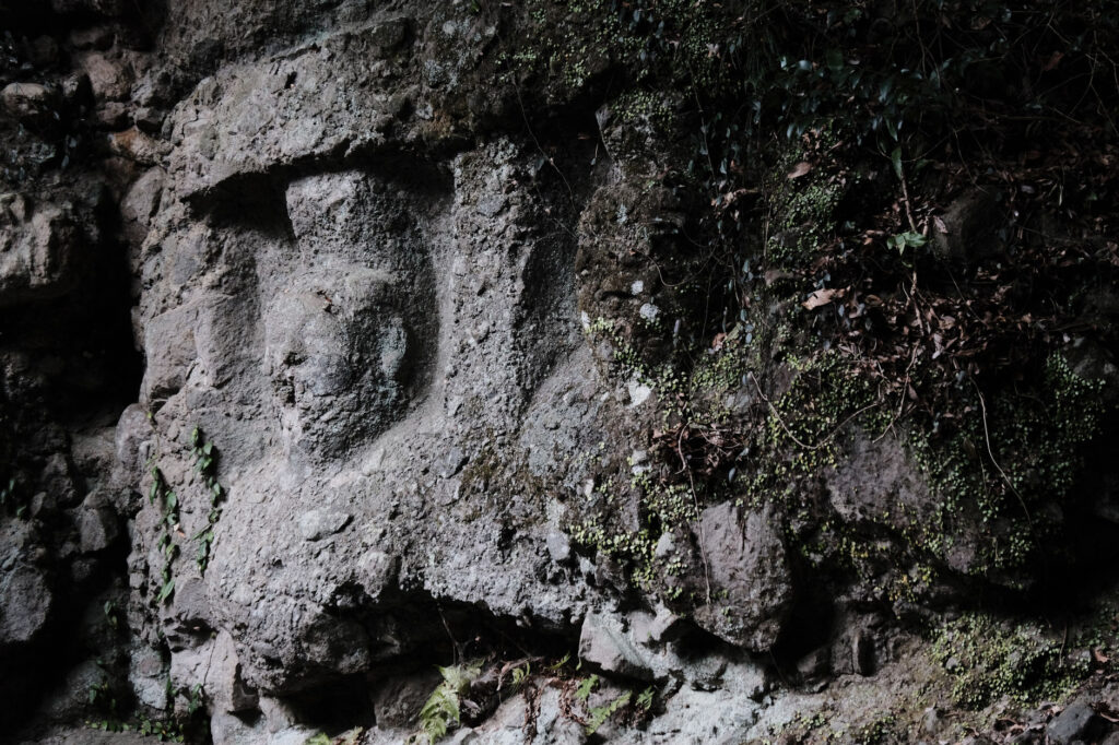 国内最大級の磨崖仏-国東半島の-熊野磨崖仏-豊後高田市-不動明王像の右側の小さな像
