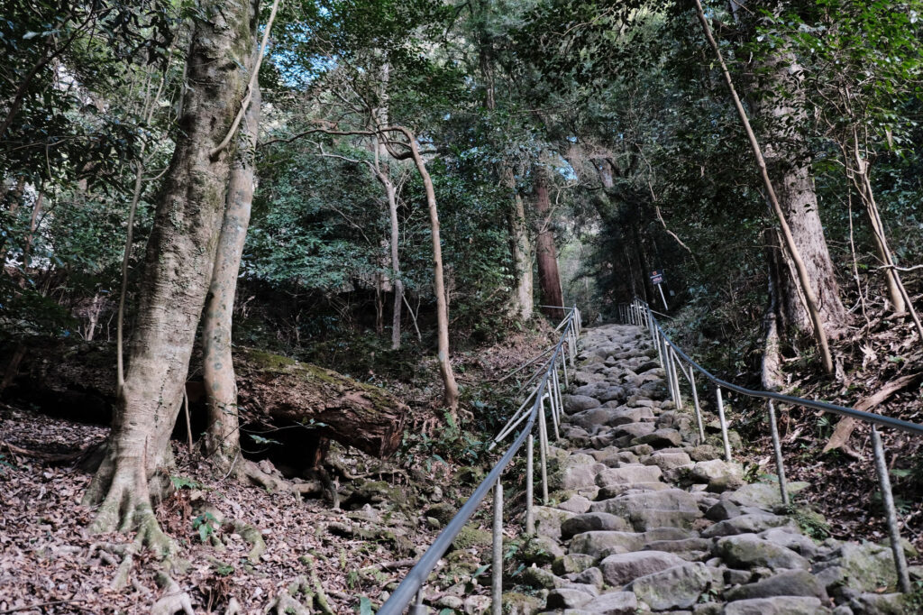 国内最大級の磨崖仏-国東半島の-熊野磨崖仏-豊後高田市-鬼の石段