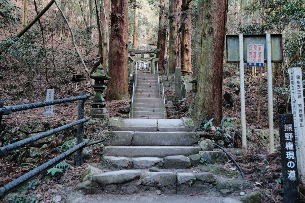 国内最大級の磨崖仏-国東半島の-熊野磨崖仏-豊後高田市-鬼の石段手前の鳥居