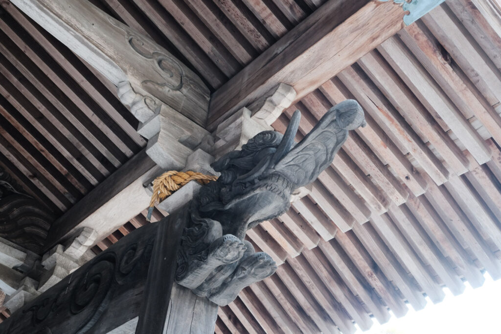 行橋市内最大の前方後円墳-八雷古墳-と-八雷神社-像のような彫刻