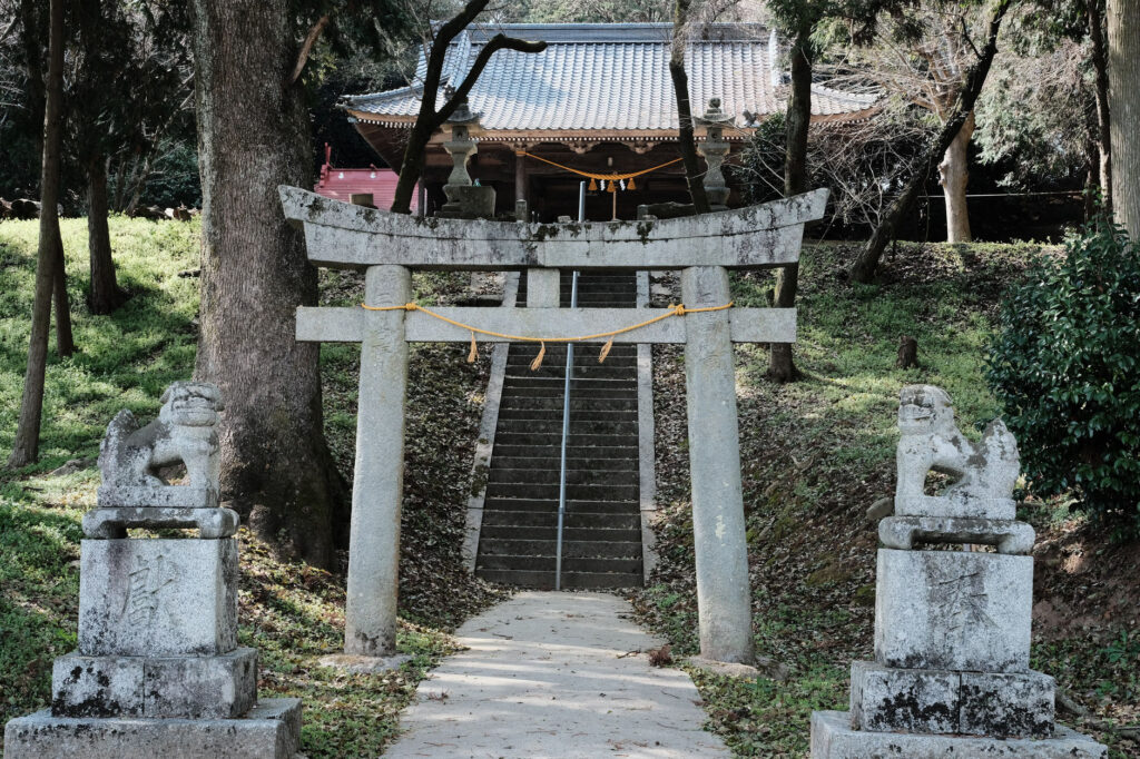 行橋市内最大の前方後円墳-八雷古墳-と-八雷神社-鳥居