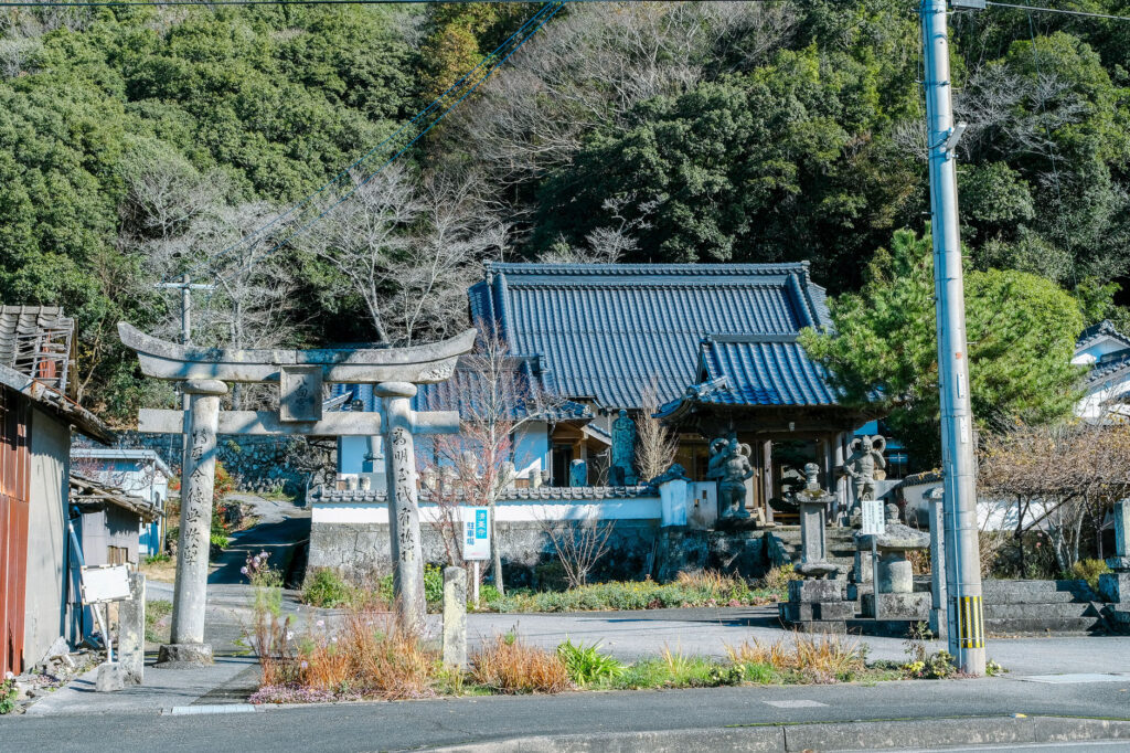 豊後高田市八面宮の鳥居-右手前には清台寺