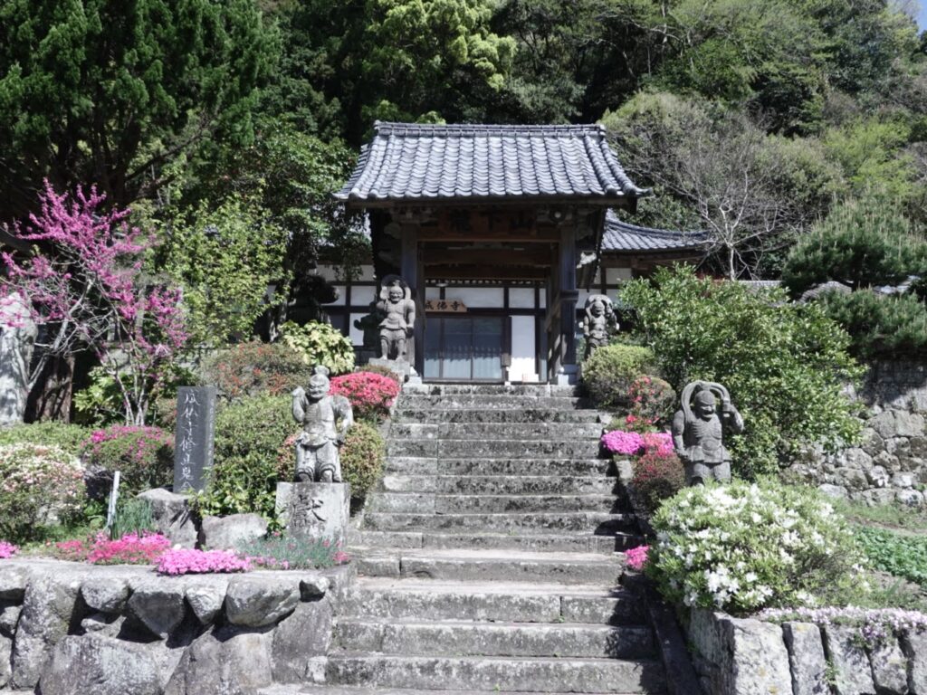 【国東半島・国東市】六郷満山巡り。4月の成仏寺と奥の院　山門