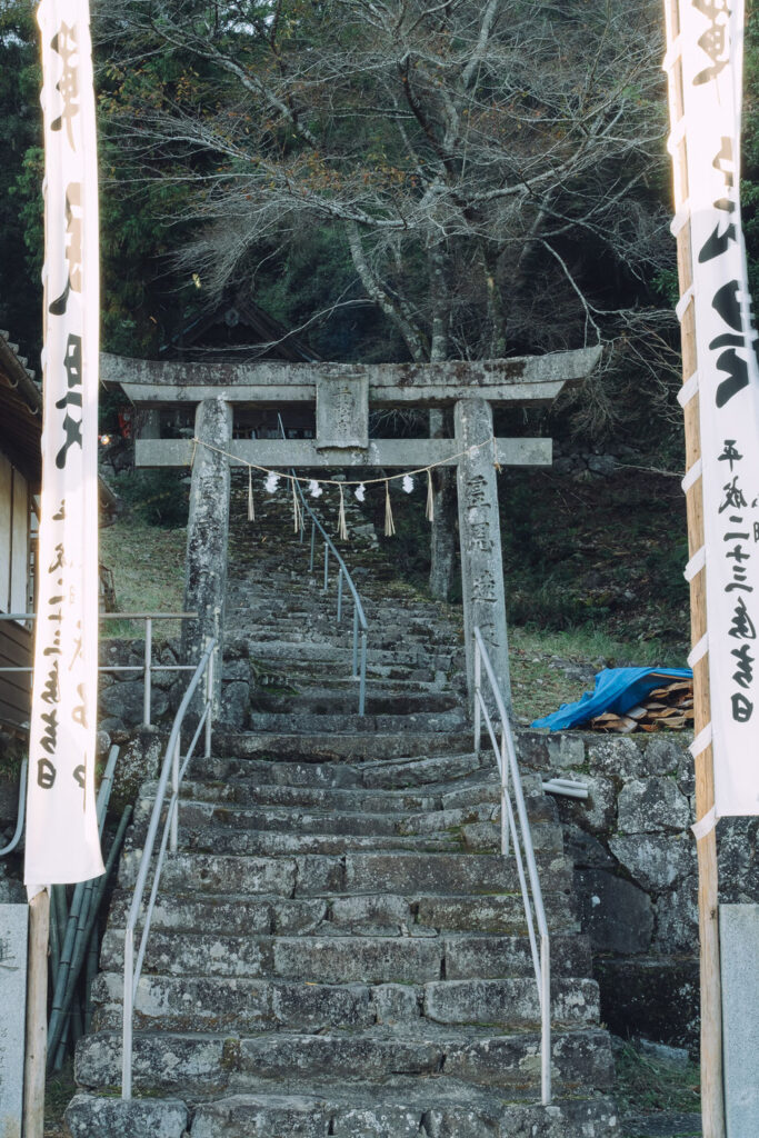 【上毛町西友枝小畑】貴船神社 黒土神楽講奉納へ｜フォトライターの歴史カメラ旅