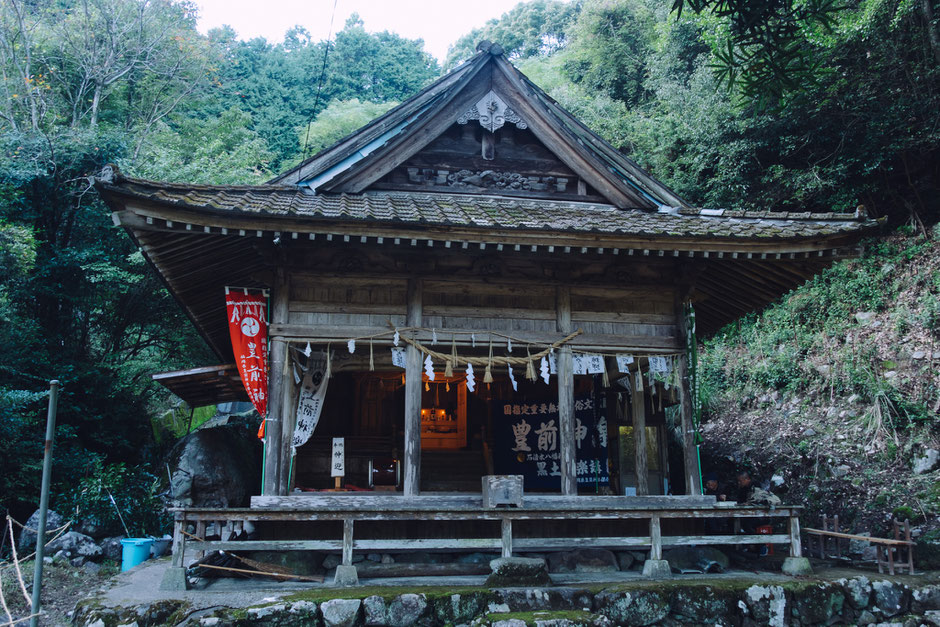 【上毛町西友枝小畑】貴船神社 黒土神楽講奉納へ｜フォトライターの歴史カメラ旅