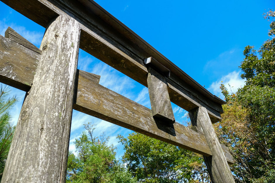 中摩殿畑山山頂の鳥居　八大龍王が祀られている山