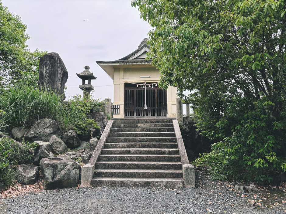 中津城の城井神社で右三つ巴紋(と右向きの卍)を見つけました_金比羅宮