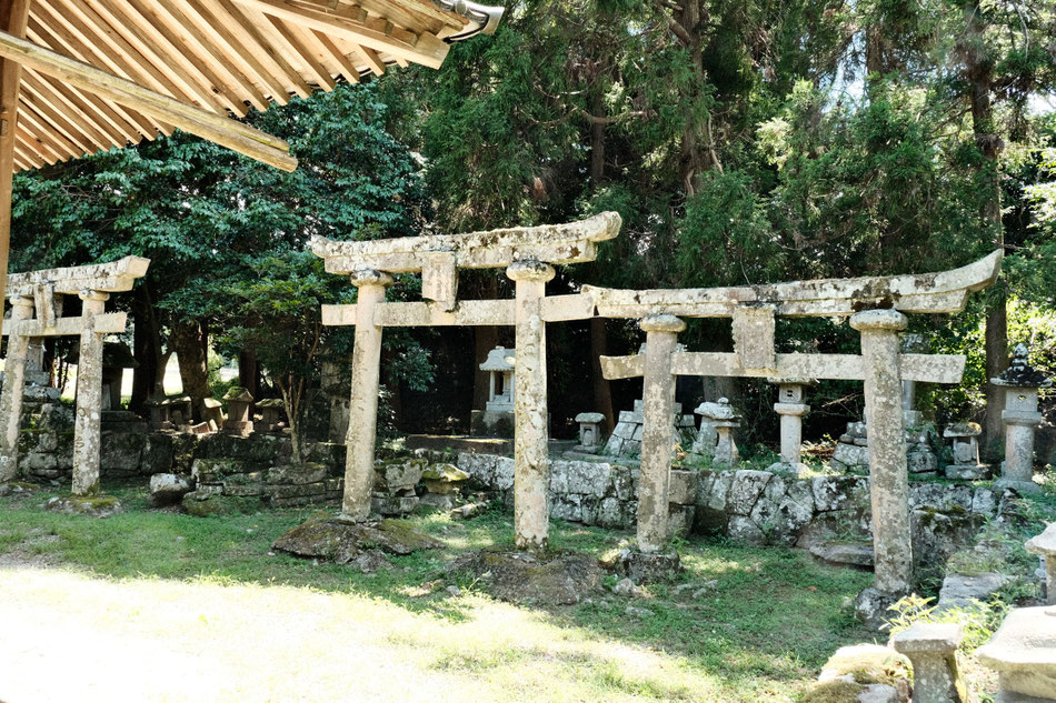 合祀されたのか神社内には複数の鳥居と石祠