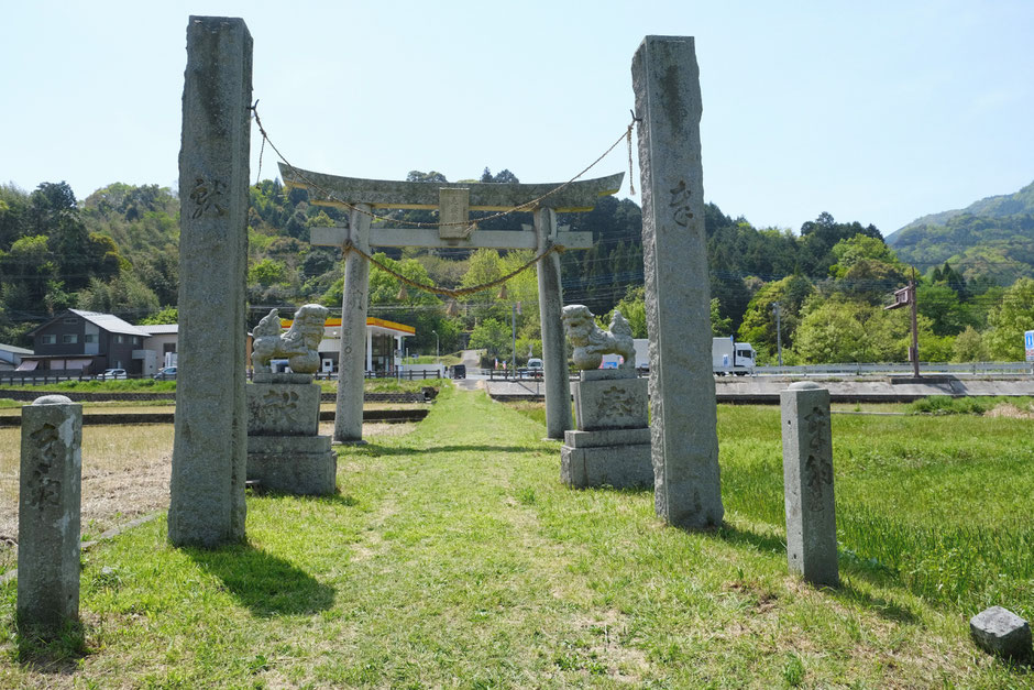 大分県中津市本耶馬渓町 毛蕨神社の鳥居の前の石の柱