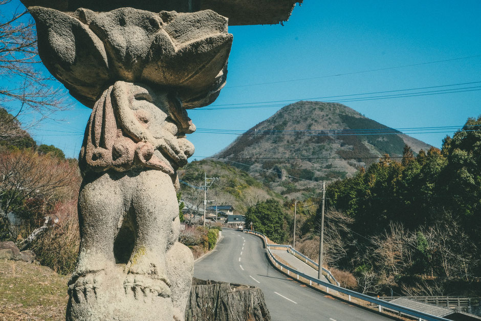 大分県豊後高田市 応暦寺の灯籠狛犬