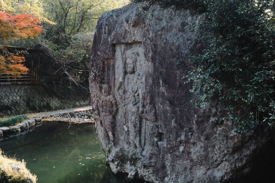 天念寺境内・長岩屋川の川中不動