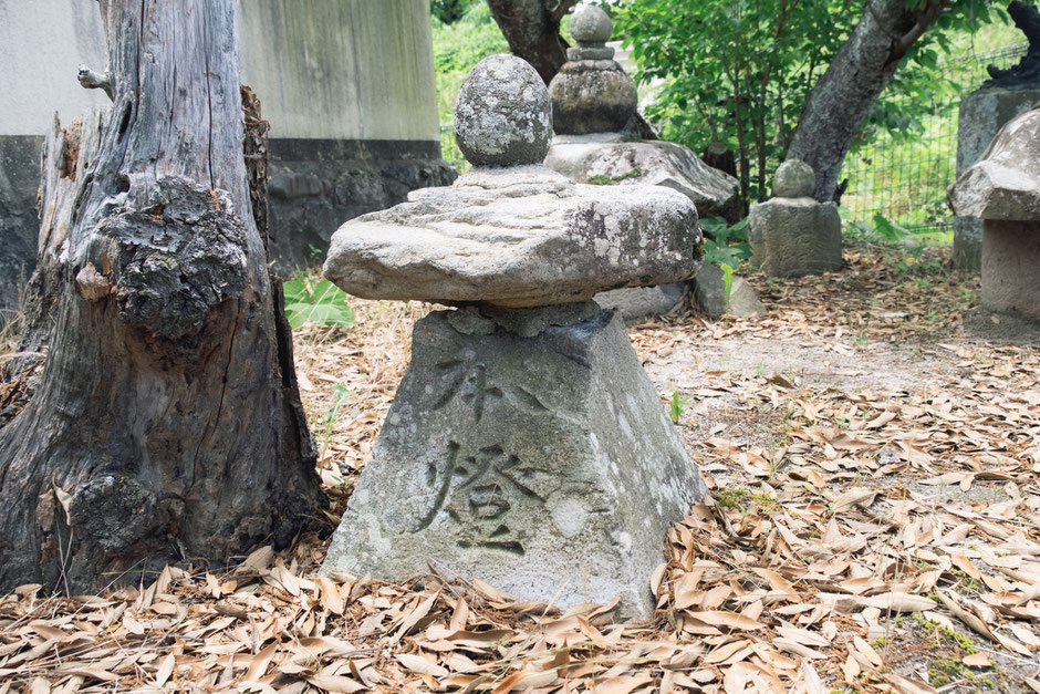 大分県宇佐市 貴船神社(下拝田）石灯篭の一部