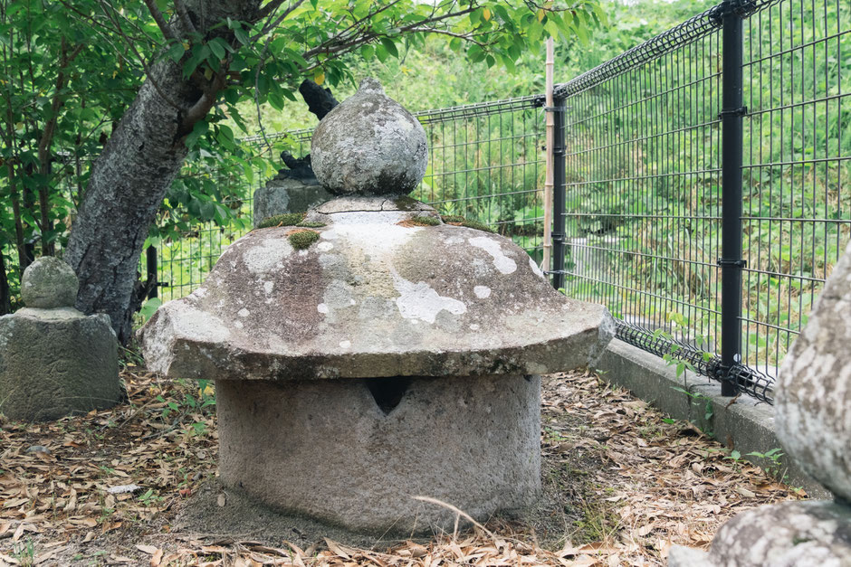 大分県宇佐市 貴船神社(下拝田）石灯篭の一部