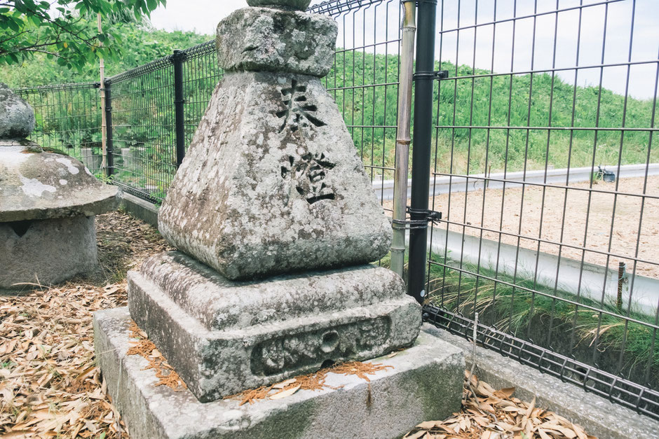 大分県宇佐市 貴船神社(下拝田）石灯籠の一部