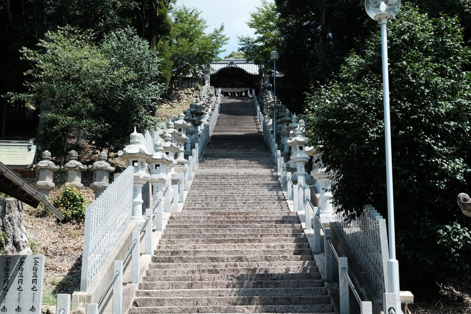 愛媛県 日尾八幡神社に立ち並ぶ春日燈籠