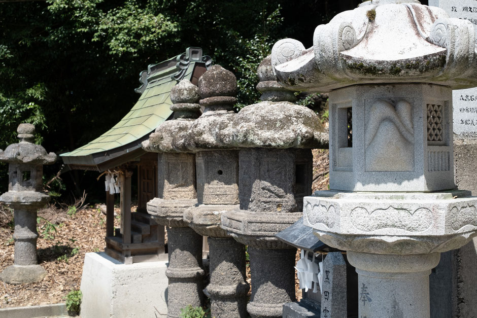 愛媛県日尾八幡神社 立ち並ぶ春日灯篭の脇には時代が異なる春日灯篭