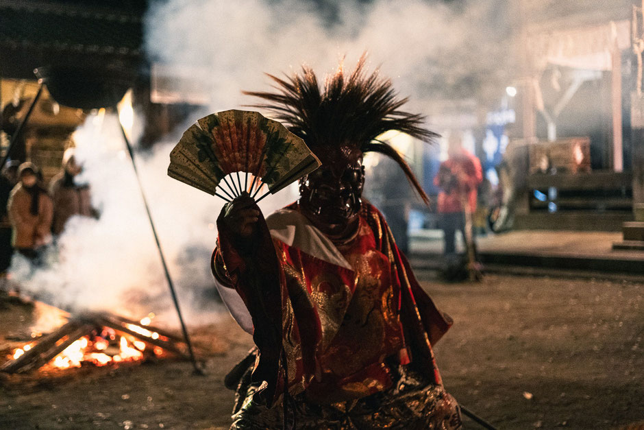 豊前神楽の大きな特徴は火を使う「湯立」という演目