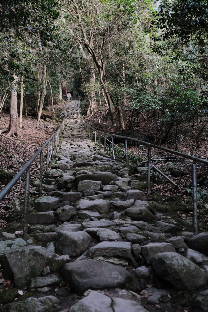 豊後高田市　熊野磨崖仏　鬼が積んだ石段