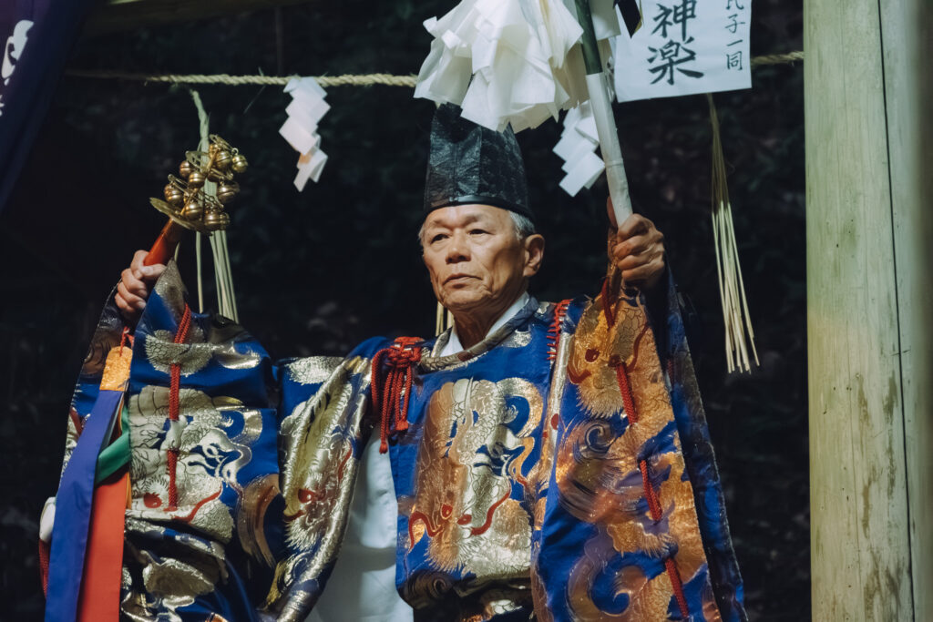 【上毛町西友枝小畑】貴船神社 黒土神楽講奉納へ｜フォトライターの歴史カメラ旅