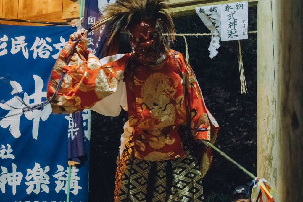 【上毛町西友枝小畑】貴船神社 黒土神楽講奉納へ｜フォトライターの歴史カメラ旅