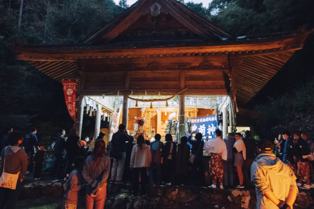 【上毛町西友枝小畑】貴船神社 黒土神楽講奉納へ｜フォトライターの歴史カメラ旅