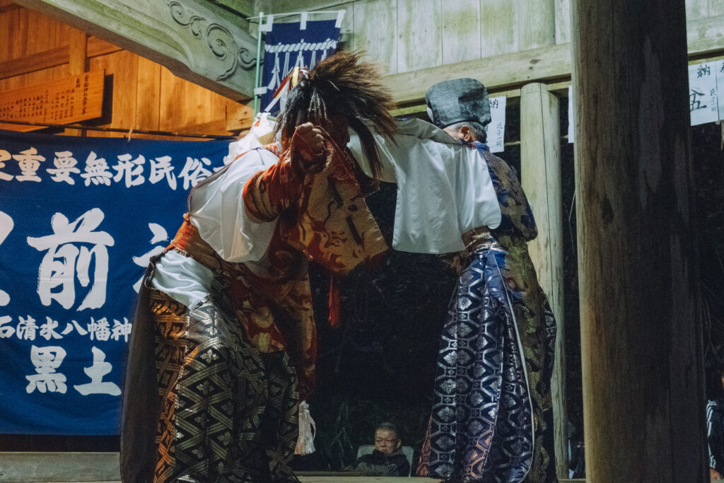 【上毛町西友枝小畑】貴船神社 黒土神楽講奉納へ｜フォトライターの歴史カメラ旅