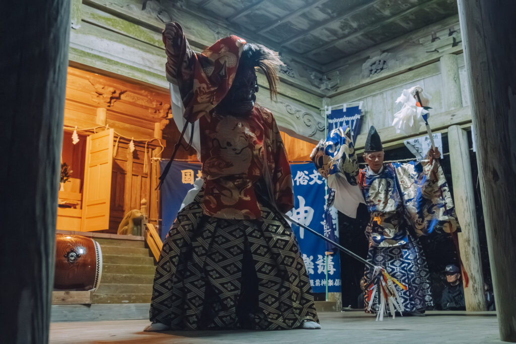 【上毛町西友枝小畑】貴船神社 黒土神楽講奉納へ｜フォトライターの歴史カメラ旅