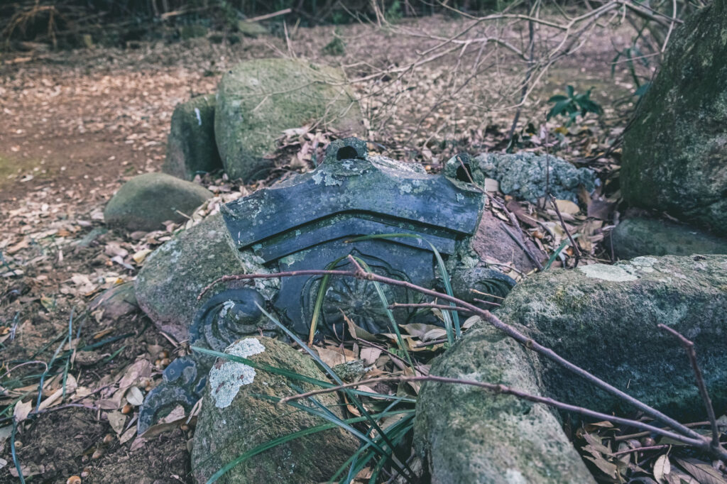 【豊後高田市】 雷鬼(いかずちおに)の岩屋古墳・海神社へ_菊の鬼瓦