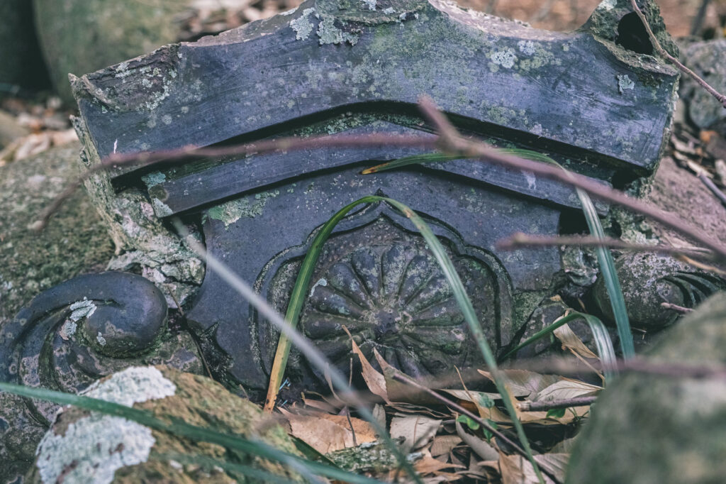 【豊後高田市】 雷鬼(いかずちおに)の岩屋古墳・海神社へ_菊の鬼瓦