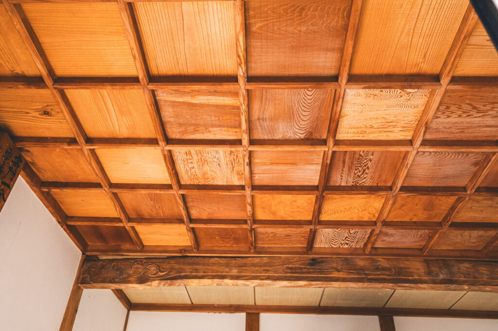 豊後高田市-雷鬼の岩屋神社で見つけた阿弥陀堂の屋根に右三つ巴紋 (3)