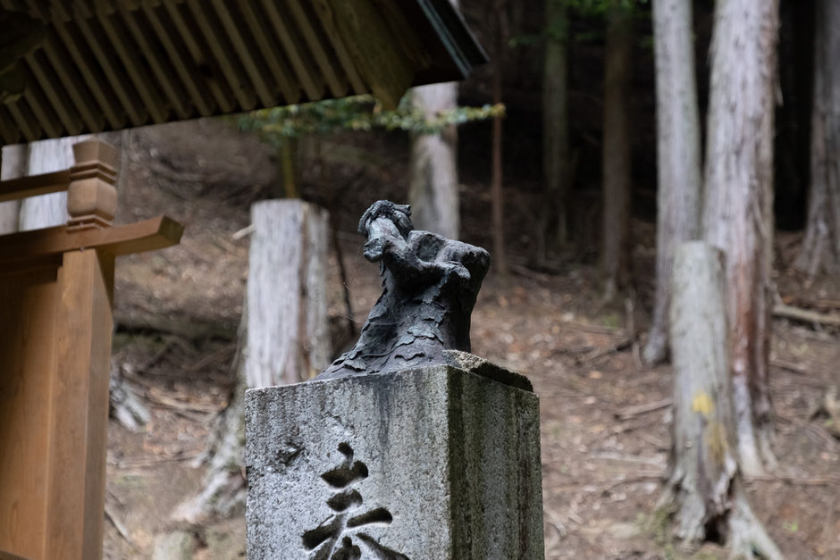 鹿と雲と月の灯籠は春日灯籠-右三つ巴紋と藤原氏の関係とは