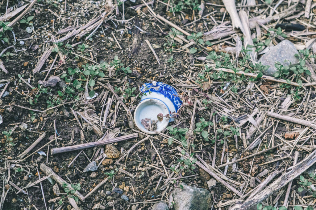 【豊後高田市】 雷鬼(いかずちおに)の岩屋古墳・海神社へ_そばに陶器の破片