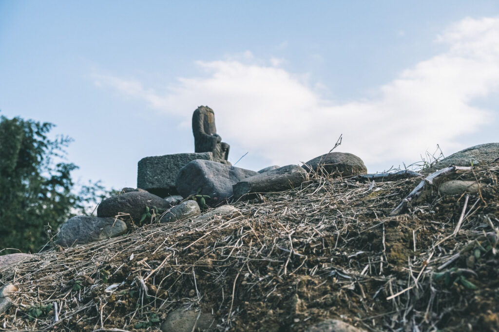 【豊後高田市】 雷鬼(いかずちおに)の岩屋古墳・海神社へ_頂上には仏像