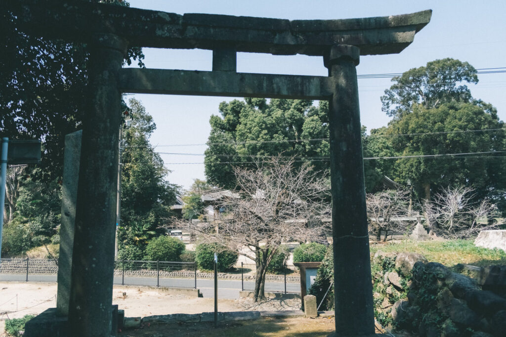うきは市吉井町-若宮八幡神社内-日岡古墳-から見る若宮八幡神社-月岡古墳方向
