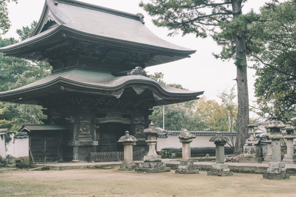 かつて海の中にあった八幡社-豊後高田市-別宮八幡社-楼門と石灯籠