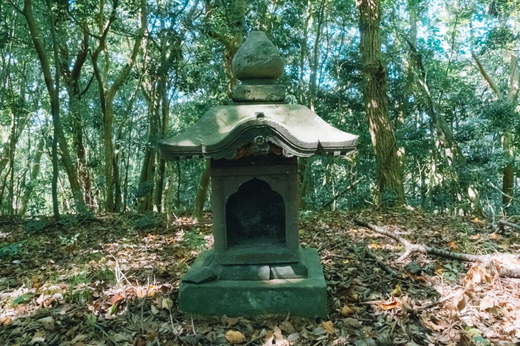 入津原丸山古墳の石祠 (1)