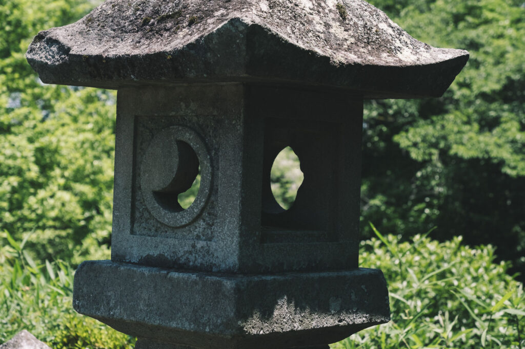 八景山-みやこ町-月と太陽の石灯籠