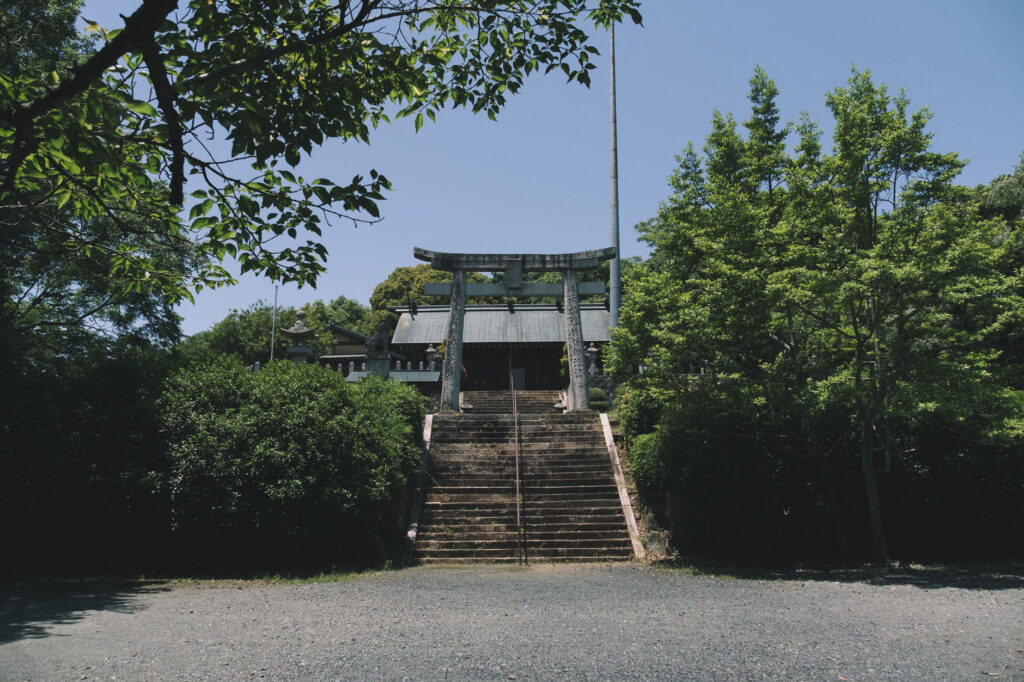 八景山-みやこ町-護国神社の鳥居-磐根社