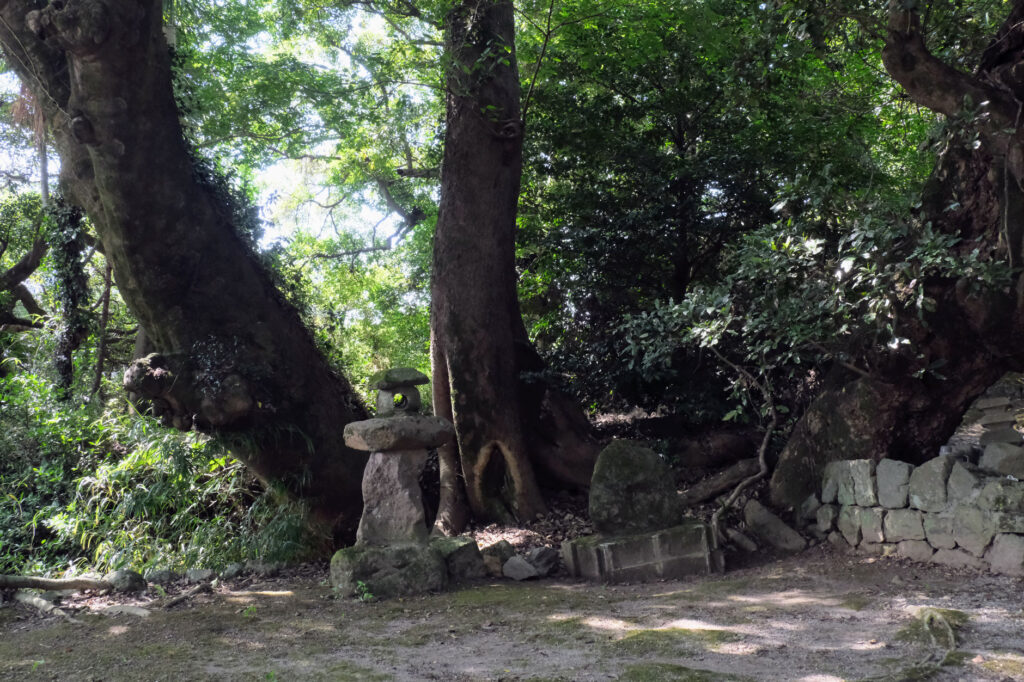 大木の根元には石造物