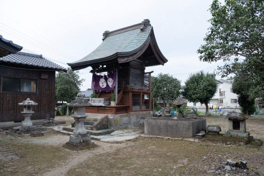宇佐市下庄-貴船神社の神楽奉納で右三つ巴紋を見つけた