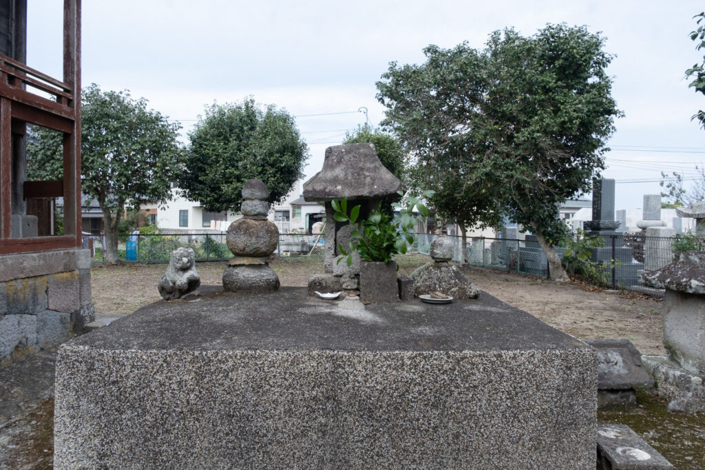 宇佐市下庄-貴船神社の神楽奉納で右三つ巴紋を見つけた (2)