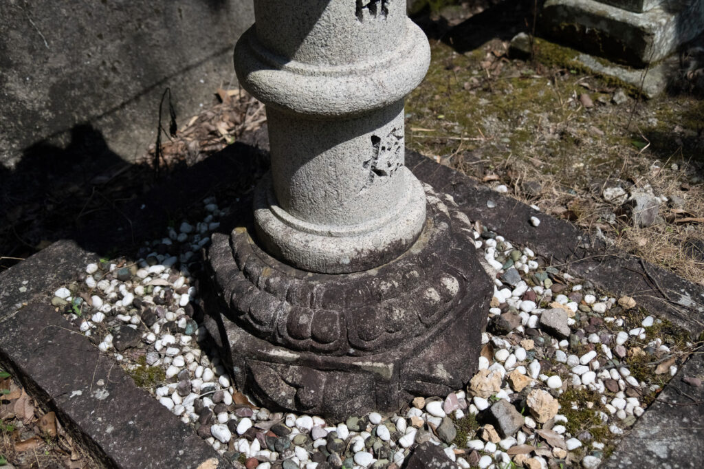宇佐市安心院町-里の駅近くの貴船神社-戸方-で見つけた春日燈籠の跡 (1)