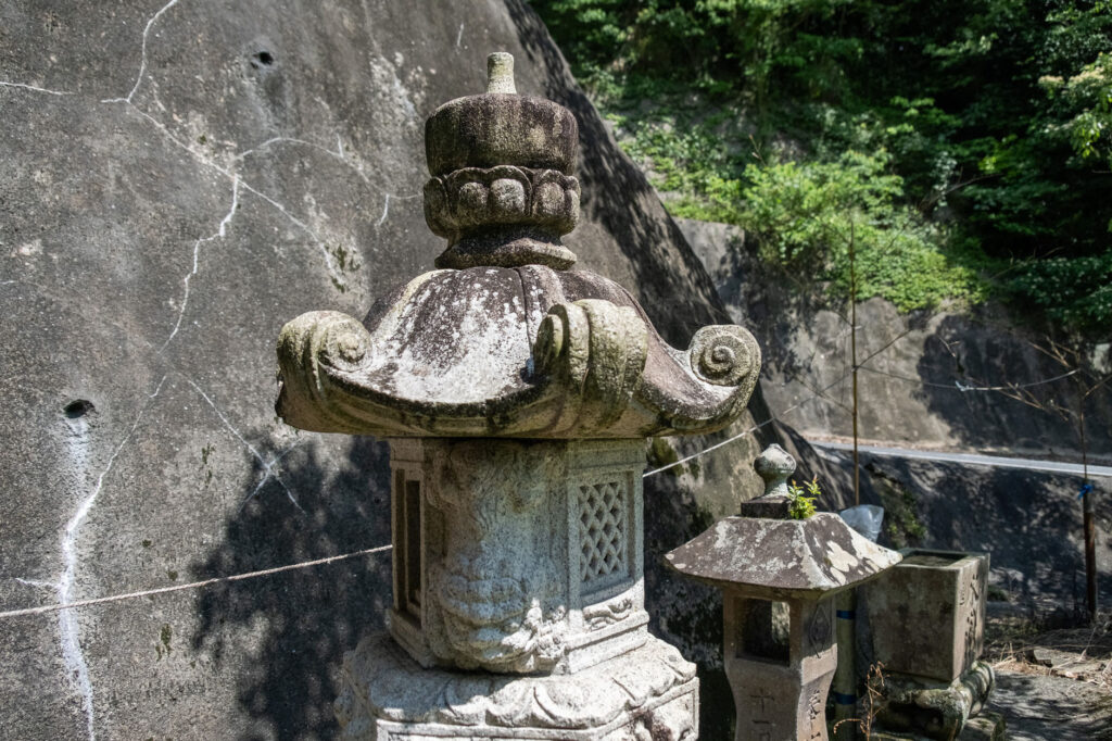 宇佐市安心院町-里の駅近くの貴船神社-戸方-で見つけた春日燈籠の跡 (2)