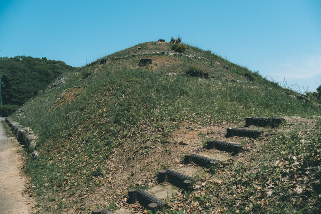 甲塚古墳-みやこ町-を歩く-九州最大級方墳の向かいに小さな山